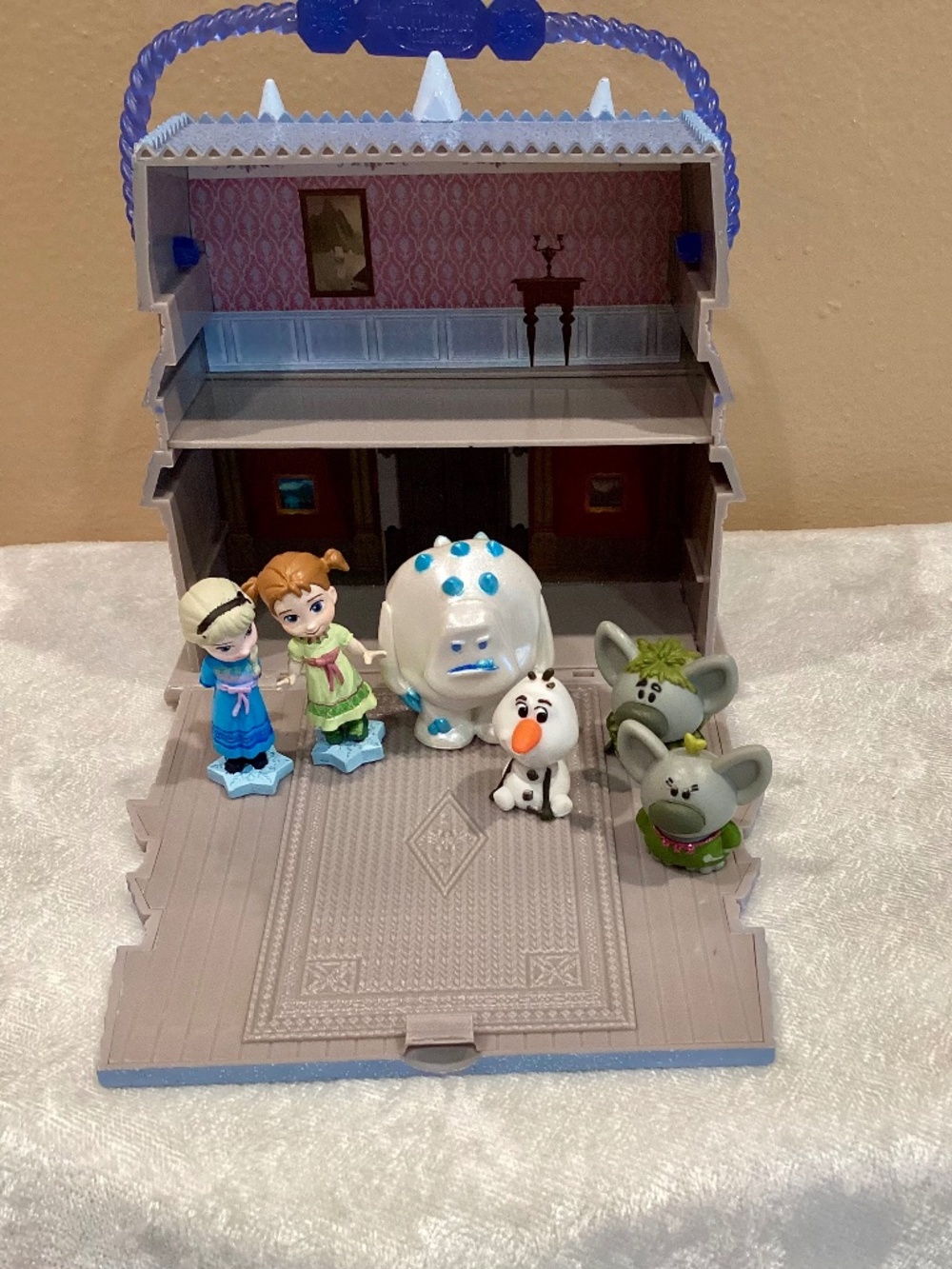 Disney Frozen Animator’s Collection Arendelle Castle Playset with 6 Figures